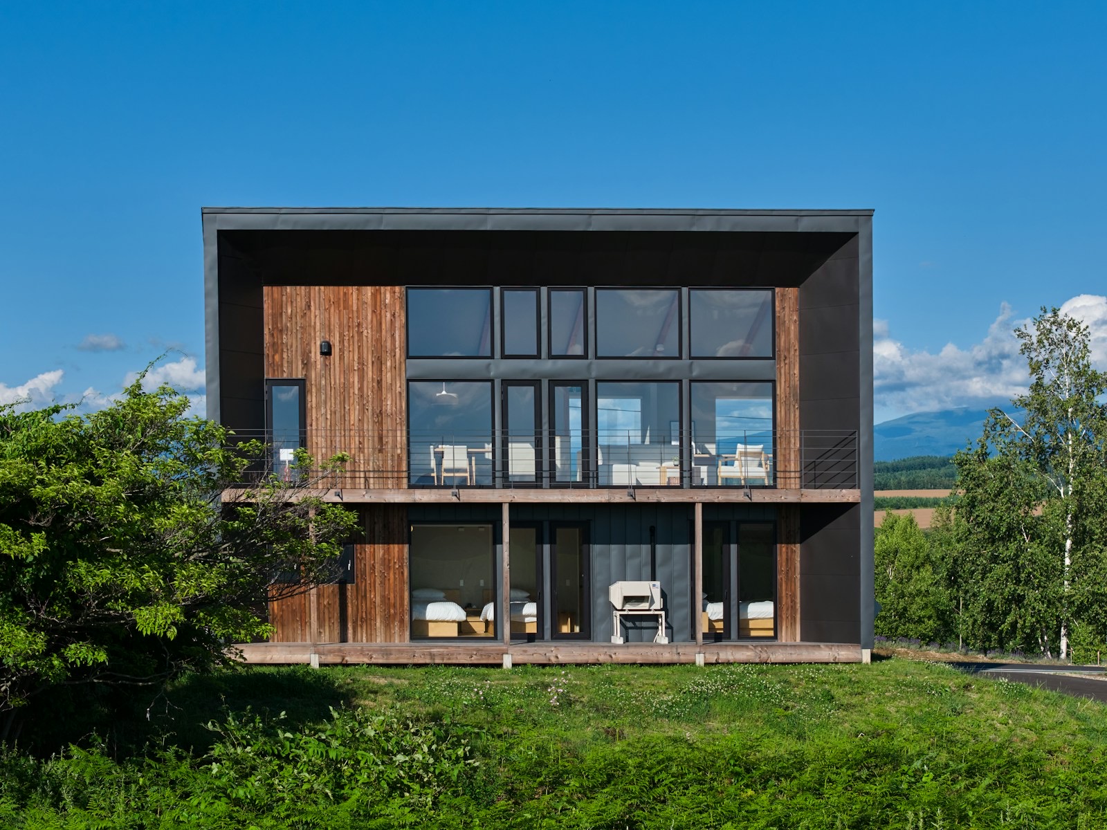 木の外壁の二階建ての家